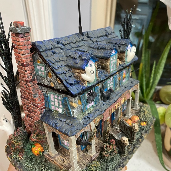 "Lily's Inn" The Munsters Halloween Village Hawthorne Village with COA - Picture 7 of 16